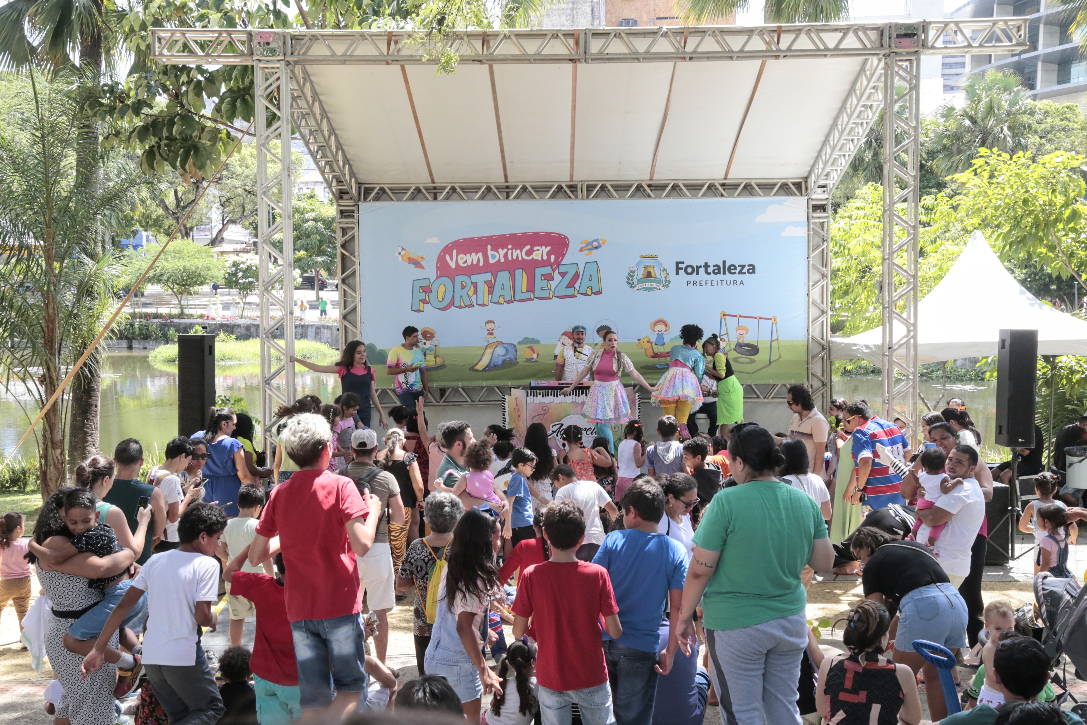 palco montado na cidade da criança durante o evento